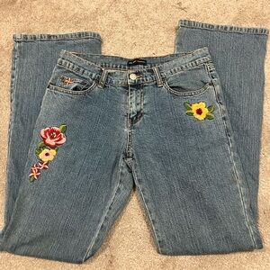 Low rise jeans with floral stitching
